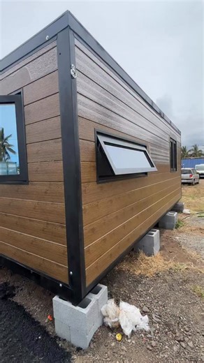 🏡 Découvrez le modèle Best-Seller signé Tendance ! Ron vous présente notre maison modulaire emblématique : le modèle Best-Seller, un espace de 37 m² ingénieusement repensé pour allier style, confort et praticité. Cette version propose deux chambres de 9 m², une cuisine moderne toute équipée avec tout le confort d’aujourd’hui, et des menuiseries sur-mesure parfaitement adaptées à vos besoins. 👉 Dans cette vidéo, la maison est encore présentée à l’état brut — les finitions et aménagements intéri