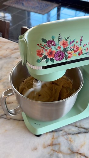 Some more peeks at the new PW stand mixers. 😭😍 And pssssst, did you notice the new logo! Available online @walmart 🛒 | The Pioneer Woman Collection