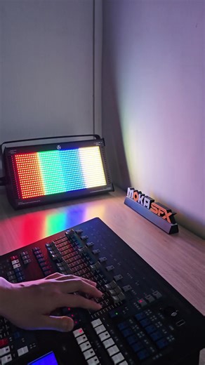 High Brightness 960 LED RGB Strobe Light Features