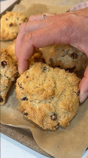 GLUTEN FREE ROCK CAKES 🤩 a super easy, nostalgic British bake! #glutenfree #baking #glutenfreebakes