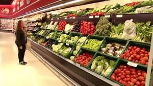 Grocery store tours teaching shoppers how to navigate healthy eating