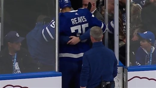 Maple Leafs’ Reaves crashes awkwardly into boards, heads to dressing room