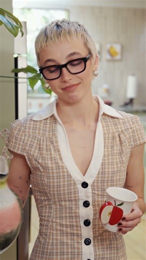 Emma Chamberlain Has a Thing For Apples 🍏