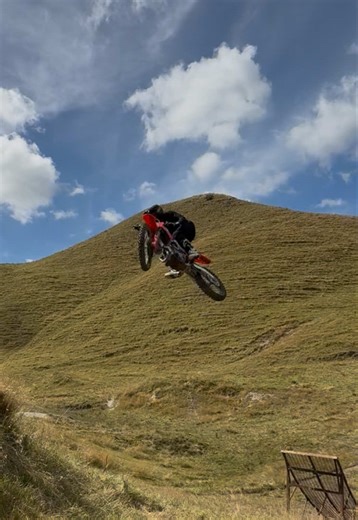 First hits on a proper freestyle ramp with the 450R, couple of close calls but we survived! #honda #freestyle #bikelife #freeride #weoutside