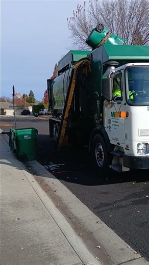 Waste Management Autocar N2 Amrep on trash