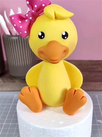 𝗪𝗮𝗻𝘁 𝘁𝗼 𝗰𝗿𝗲𝗮𝘁𝗲 𝗰𝘂𝘁𝗲 𝘀𝘂𝗴𝗮𝗿 𝗽𝗮𝘀𝘁𝗲 𝗳𝗶𝗴𝘂𝗿𝗲𝘀 𝗹𝗶𝗸𝗲 𝘁𝗵𝗶𝘀 𝗹𝗶𝘁𝘁𝗹𝗲 𝗰𝗵𝗶𝗰𝗸? 🐥 Inside my platform for cake decorators, I show you step by step how to create figures that look 𝗰𝘂𝘁𝗲, 𝗽𝗼𝗹𝗶𝘀𝗵𝗲𝗱 𝗮𝗻𝗱 𝗽𝗿𝗼𝗳𝗲𝘀𝘀𝗶𝗼𝗻𝗮𝗹. You’ll get access to: 🎥 𝗼𝘃𝗲𝗿 𝟭𝟬𝟬 𝗱𝗲𝘁𝗮𝗶𝗹𝗲𝗱 𝘃𝗶𝗱𝗲𝗼 𝘁𝘂𝘁𝗼𝗿𝗶𝗮𝗹𝘀 📐 𝗵𝗲𝗹𝗽𝗳𝘂𝗹 𝘁𝗲𝗺𝗽𝗹𝗮𝘁𝗲𝘀 𝗮𝗻𝗱 𝗽𝗿𝗼𝗽𝗼𝗿𝘁𝗶𝗼𝗻 𝗴𝘂𝗶𝗱𝗲𝘀 📚 𝗳𝗿𝗲𝘀𝗵 𝗻𝗲𝘄 𝗰𝗼𝗻𝘁𝗲𝗻𝘁 𝗲𝘃𝗲𝗿𝘆 𝘄𝗲𝗲𝗸 If 