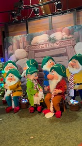What’s the best character meet & greet you have ever seen? For me it has to be the seven dwarfs! I really wish, more than anything that rare character weren’t a thing because honestly who wouldn’t wait in line any day to see the seven dwarfs?!! But yet there is so many characters… I’m looking at you stitch cousins!!! 👀 Mary Poppins, Aristocats, emperors new groove etc. that you just don’t get to meet! Follow @stylewithabow & @moniquestravels for daily Disney content! I live less than 30 minutes
