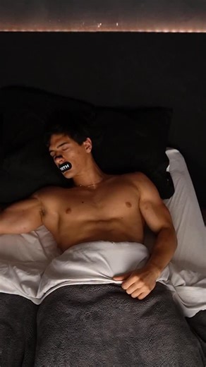 452K views · 26K reactions |  EL HACK DE SUEÑO MÁS LOCO: 4 semanas con la boca tapada Alguno de los tantos beneficios: ⬇️ Mejor respiración 0 ronquidos Mandíbula más definida ✨ Usá el código Anzzo y conseguí tu pack de 30 noches con descuento en el perfil de @brth.ar #bocatapada #sueñoprofundo #ronquidos #mandibula #descanso | FacundoAnzorena | Facebook