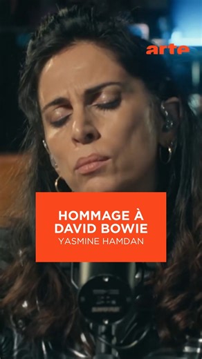 Yasmine Hamdan reprend “The Man Who Sold the World” avec sa voix singulière, entre minimalisme et tension. Elle offre une lecture moderne et inattendue, preuve que Bowie continue d’inspirer chaque génération même 10 ans après sa disparition. Un hommage qui se poursuit ici : arte.tv/fr/videos/127032-000-A 🙏 | ARTE Concert