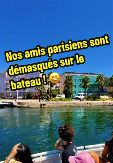Nouvelle balade sur le port de Sète avec Escale Sétoise, entre anecdotes et devinettes pour nos passagers ! Petit jeu à bord : sauriez-vous deviner à quoi ressemble ce pont ? À la Tour Eiffel ! Et pour cause, il a été construit par la société Eiffel elle-même. Une belle madame l'a reconnu du premier coup, chapeau à elle 👏 On navigue ensuite dans le bassin midi nord, le grand bassin de plaisance du port de Sète, qui accueille une grande partie des voiliers. Et bien sûr, on ne pouvait pas passer 