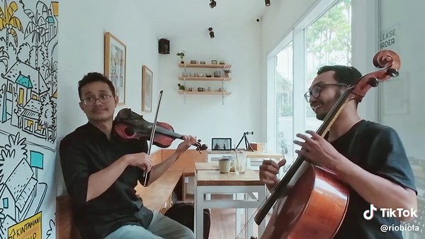 @fredrick.lekatompessy itsumo nando demo by kesabaran @wilodaily #kesabarankuadabatasnya #ubud #semuaakanvillapadawaktunya #semetonsaleyourland #pemaincelloindonesia #desamonangmaning #balifiddler #itsumonandodemo #studioghibli #spiritedaway