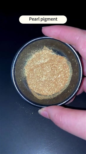 Sparkling pearlescent pigments, #pearlpigment #micapowder #greycolor #pearlescent iSuoChem can supply Pearl pigment in whole series products. Features: High Brightness, Good Color Stability, Good dispersibility, Heavy Metal Free, High Refraction, High Hiding, Consistant Color. Wide applications for Paint&Printing, Cosmetic&Nails, Textiles&Leather, DIY packs and Automotive. You also can find many other effect pigments by our below site. www.ispigment.com https://www.facebook.com/effectpigment Sub