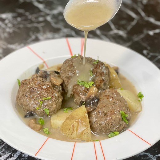 RAGOÛT DE BOULETTES DE BOEUF HACHÉ 👩🏻‍🍳 Ingrédients: 30g de beurre 500g de bœuf haché 1 oignon 3 pommes de terre 1 carotte 80g de champignons Persil Sel, poivre, cannelle, muscade, clous de girofle 500ml de bouillon de bœuf 3 c.à.s de farine 50ml d’eau froide | Deli Cuisine
