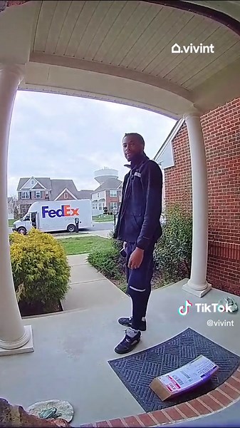 The #FedEx driver wasn’t expecting that kind of delivery. 📦 😂 #aprilfools #aprilfoolsday #caughtonvivint #caughtoncamera #prank #pranks #prankwars #prankster #prankvideo #funny #delivery #deliverydriver #fart #fartsarefunny #laugh #laughter #laughing