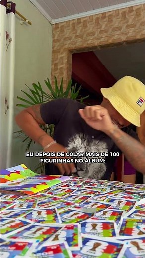 Colando figurinhas no álbum da copa