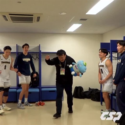 CSPark on Instagram: "熱いメッセージからの...ナイスゲーム！！！！！ #創部史上初のインカレ3位 #東海大学を撃破 #片桐監督がカルロスも混ぜてくれました #インカレバスケ #大学バスケ"