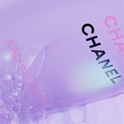 您是否能感覺到 CHANCE 撼動每一寸感官？ 香奈兒為「香奈兒CHANCE紫色霓幻系列」、「CHANCE粉紅甜蜜系列」與「CHANCE綠色氣息系列」舒適愉悅的香氛儀式加入兩個全新步驟，推出沐浴露與身體乳。 沐浴露配方能產生豐盈泡沫，重現絲緞般的柔滑膚觸，而身體乳幫助肌膚透亮柔嫩，展現水潤光澤。 #TakeYourChance #CHANELFragrance | CHANEL