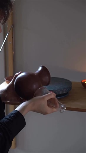 When you burnish so hard you can check your hair in it 😅 • • • • • #burnishing #pottery #bruñido #handmadepottery#fbreels #viralreels #trendingreels #viralvideo #fbviral #fyp | Martin Eriksen Bergum