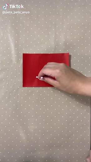 ˗ˏˋ コロンとかわいい🍉スイカちょうちん ˎˊ˗ ✎𓂃材料 ・画用紙(みどり) ・折り紙(あか) ・ペーパー芯 ・絵の具(くろ) ・綿棒 ✎𓂃作り方 ・ペーパー芯の大きさに切った折り紙に 黒い絵の具で種を描いていく ・画用紙を2cm幅で6等分にする ・スイカの縞模様を描き、線を切る ・折り紙をペーパー芯に巻いて貼る ・画用紙をペーパー芯につけて完成！ ずっと作ってみたかった製作🍉 ４歳児クラスで実施しました（＾＾） 何を作るかは内緒にして赤い折り紙に 黒い点を描いている時に『何作ると思う？』と 聞いてみると、全員元気に『てんとう虫！』と 答えてくれました🤍(笑) 緑の画用紙に縞模様を描き始めると 『あ！スイカだ！』と気づいてくれました✌🏻 #保育 #保育士 #保育園 #すいか #スイカ #夏の製作 #たなばた製作 #たなばた飾り #七夕飾り #ちょうちん #製作 #工作 #ばけたくん