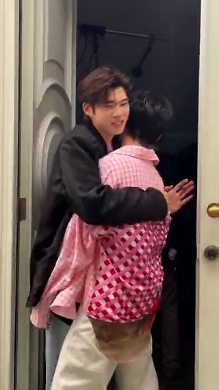 🐶: you’re not chubby, who said pip is chubby (🤪) (you are the one) 🐶: uiii today you’re light na~(you said he is chubby but still carry him)//first time seeing pip get carry like this 😭😭😭😭😭😭😭101 LOVE BY TEETEE#เตรียมใจไว้รักเธอOSTด้วงกับเธอ