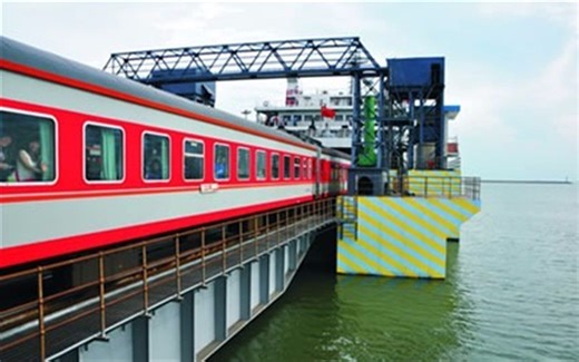 火车上船了！客运火车“乘”船去海南，怎么做到的？