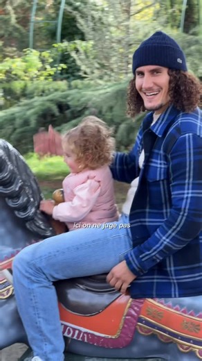 ENZO ANGELO on Instagram: "Depuis que je suis papa, j’ai l’impression de ne plus savoir qui je suis…Cette pression permanente de bosser, d’assurer, de faire en sorte qu’elle manque de rien…. Et Parfois j’ai envie de tout lâcher. Puis elle me regarde… 🥲 #papa #bebe #enfant #maman"