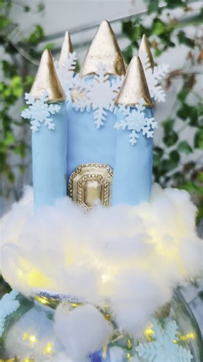 Piece Of Cake on Instagram: "“Let it frost—Elsa’s royal cake awaits.” ❀✨ #frozencake #elsacake #snowman #frozen #elsa #frozenmovie #snowflakes #frozentheme #elsathemecake #girlycakes #buttercreamfrosting #cakeforgirl #kidscake #birthdaycale #desserts #cakereels #karachifood"