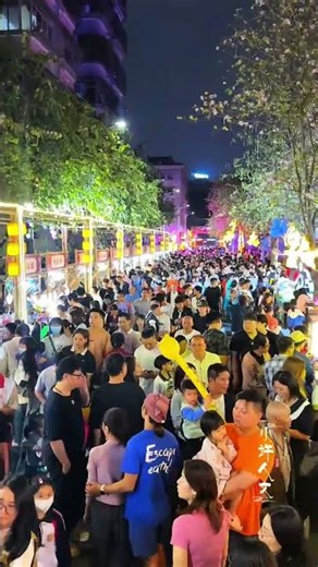 Zhu Zi's March 20th Extravaganza: A Red & Purple Fete with Record Crowds