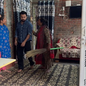 4.4M views · 137K reactions | Mayke me krwaya pati se jhadu pochha粒 || prank on mom藍 . . . . #couplevlog #likeforlike #masti #jijasali #sasural #mustwatch2024 #jeetthakurvlog #prank #prankonmom #prankgoeswrong #marriagelife #foryou #viralpost #viralprank | Jeet Thakur Pranks | Facebook