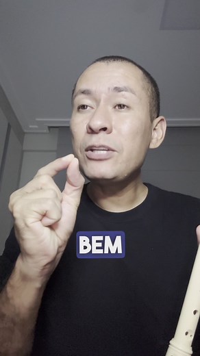 Curso de Flauta Doce para Iniciantes — 100% Online e Passo a Passo! Quer aprender a tocar flauta doce do zero, mesmo sem nenhuma experiência? Com 29 videoaulas práticas, curtas e fáceis de entender, você vai aprender no seu ritmo, direto da sua casa! ✅ Método desenvolvido pelo professor Sérgio Moraes, músico com anos de experiência ensinando iniciantes. ✅ Aulas em vídeo com explicações claras, notas, exercícios e músicas reais para você tocar. ✅ Ideal para quem nunca tocou um instrumento, para p