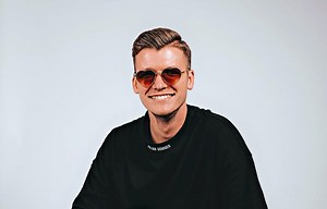 Grenzlandfest Zwiesel statt Mallorca: „Dicht im Flieger“-Sänger Julian Sommer im Interview