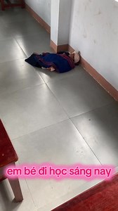 sáng nay em bé đi học với chị, bà chị ác ôn bỏ luôn cho ngủ dưới đất, thương quá chừng, cô cũng ráng cho ở trong lớp, vì không cho mang em theo thì chị cũng nghỉ học trông em cho bố mẹ đi rẫy#cogiaovungcao #naucomchoem #vairal #xuhuongtiktok