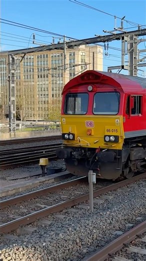 DB Cargo Class 66 (66015) Hauling Goods Train Through Reading Station