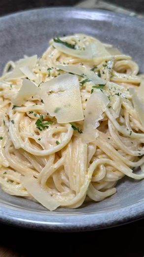 Creamy, lemony and garlicky — pasta done in 20 minutes Ingredients • 8 oz spaghetti (or any long pasta) • Zest of 1½ lemons (save ½ for topping) • Juice of 1 lemon • 8 garlic cloves, thinly sliced • 1 tbsp olive oil • 1–2 tbsp butter • ¼ cup chicken stock • ½–1 cup heavy cream • ¼–½ cup grated Parmesan (plus extra) • Salt & pepper to taste • Fresh parsley Directions 1. Cook pasta until al dente; reserve ½ cup pasta water. 2. Sauté garlic in oil and butter until fragrant. 3. Add lemon zest and st