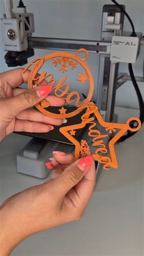 Fua 3D Print - Impresión 3D - Accesorios personalizados on Instagram: "Alguien dijo Navidad? 🎅🎄 Estamos preparando la sección navideña y comenzamos probando estos diseños que armamos para personalizar con cualquier nombre🙌🏻 Si sos maker y no te queres complicar mucho😵‍💫 con nuestro STL podes ofrecer estos adornos personalizados😉 encontralos en el link de nuestro perfil Y si te gustaron los filamentos silk de @hellbot3d como te mostramos en el vídeo o necesitas equipamiento, con el código 