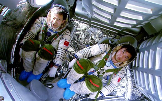 中国航天员魔鬼训练全过程揭秘 蒙眼坐转椅坐高速离心机