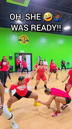 873K views · 2.8K reactions | 藍DANG, GO AWF SIS! #fyp #dance #workout #weightloss Y'all know we are going to cut up real bad in class. | Mr.VYBES | Facebook