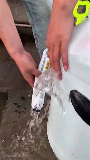 What to do if your bucket is leaking? Use Deli 9900 structural adhesive. It is easy to apply and...