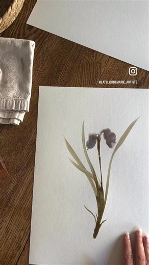 🎨 L’aquarelle, c’est tellement plus simple qu’on le croit. 🌿 J’ai toujours envie de montrer que ce médium n’a rien d’intimidant. Pas besoin d’expérience, pas besoin de technique parfaite, pas besoin de plan précis. Il suffit juste de se laisser aller. De respirer un peu, de déposer de la couleur, de regarder l’eau faire sa magie. ✨ Je vous partage aujourd’hui une courte vidéo où je peins un iris 🌸 Rien de compliqué, juste une approche simple, fluide et intuitive — exactement comme j’aime. Par
