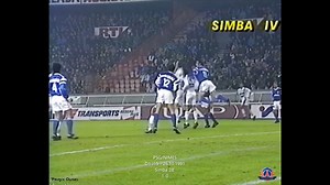 Bonjour à tous, on commence ce jeudi par la bicyclette d'Amara Simba contre Nîmes le 26 octobre 1991. Victoire 2-0 avec un doublé de Simba dont ce but pour ouvrir le score. #psg #parissaintgermain #footballshirt #icicestparis #paris #parissg #footballshirts #histoiredupsg #psgfans #teampsg #psgjersey #football | Histoire du PSG