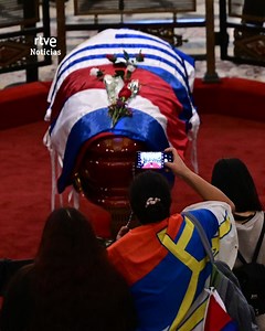 Uruguay despide a Mujica, el "presidente más pobre del mundo", con honores y gratitud José Mujica fall3ció poco antes de cumplir los 90 años, dejando como legado una vida marcada por la humildad, la lucha por la justicia social y una integridad incuestionable. Aunque fue conocido como "el presidente más pobre del mundo", su funeral ha sido el de un jefe de Estado, con miles de personas haciendo fila durante horas para rendirle homenaje. Mujica, exguerrill3r0 reconvertido en un referente ético y 