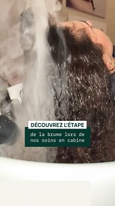 Connaissez-vous les bienfaits de la brume pour vos cheveux ? 💚 Lors de la pose d’un soin capillaire, cette vapeur permet d’ouvrir les écailles du cheveu et facilite la pénétration des actifs. Et le petit plus : c’est aussi un moment de détente très agréable 💆‍♀️ Cette étape fait partie des nos soins en cabine proposés au sein de notre Salon & Spa capillaire René Furterer, 22 Boulevard des Capucines (75009 Paris). Envie d’en profiter ? Prenez rendez-vous sur notre site (lien en bio) ou contacte
