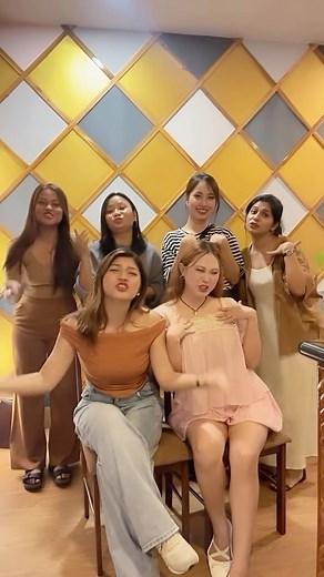 RANJANA on Instagram: "APT with my Gurlies😮‍💨😘✨ RC : Our very own Nael Angh😎🔥 #apt #rosé #brunomars #girlgang #prism #girlsjustgottahavefun #reels #fypreelsinstagram #trendingsong❤️"