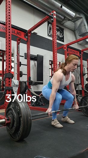 Fridays are for deadlifts ✌️ #flexfriday #girlswithmuscle #deadlifts #gymgirl #fitness #muscular #redhead #redhair