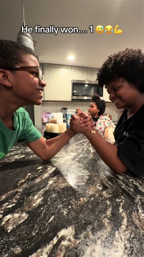 Big sister VS Little Brother arm wrestling match 😅😂😅😂💪🏽#fyp #family #armwrestling #muscle #bigsister