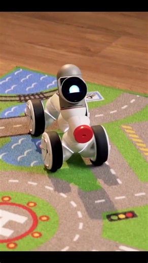 Clicbot ready for some adventures and learning. We are using the distance sensor here ☺️#clicbot #keyitech #stem #education #coding #robotics