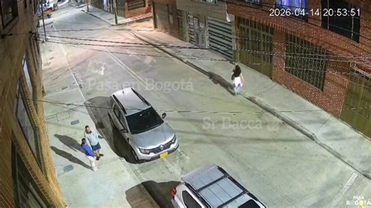 #BOGOTÁ. Escoltas de la (UNP) frustraron robo de una Toyota en el occidente de la capital. Los sujetos armados interceptaron a sus víctimas tras salir de un establecimiento comercial, pero fueron confrontados. Videos de cam's/seguridad muestran que los sospechosos salieron de una Renault Duster; vecinos reportaron sangre en el lugar, confirmando que uno de los individuos fue impactado.