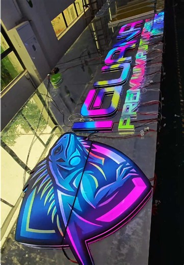 Glowing Signs vs Static Signs: How Signage Design Creates Moments