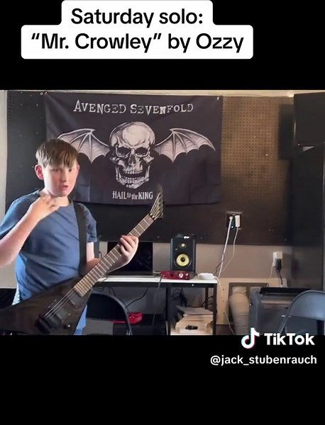 Challenge from my Dad: how fast can you learn the Mr. Crowley solo? Me: 10 minutes let’s gooooo #ozzy #ozzyosbourne #guitar #guitartok #randyrhoads #metal #metalhead #hardrock @MrsRock25 @Captiv8er