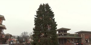 Omaha shoppers hit Village Pointe for last minute holiday gifts